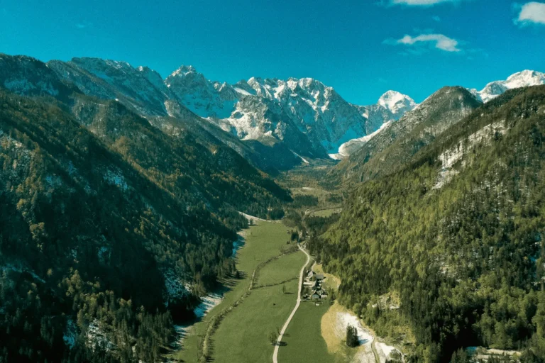Logarska dolina z gorami v ozadju