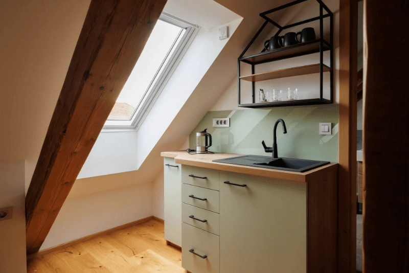 Čajna kuhinja v apartmaju Hotela Lesnika