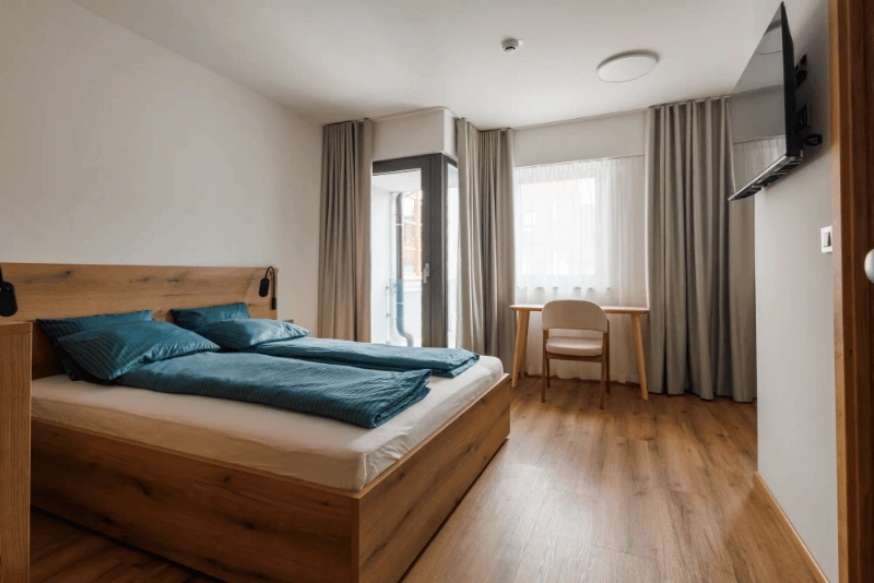 Pogled na sobo z dvojno posteljo v apartmaju Hotela Lesnika